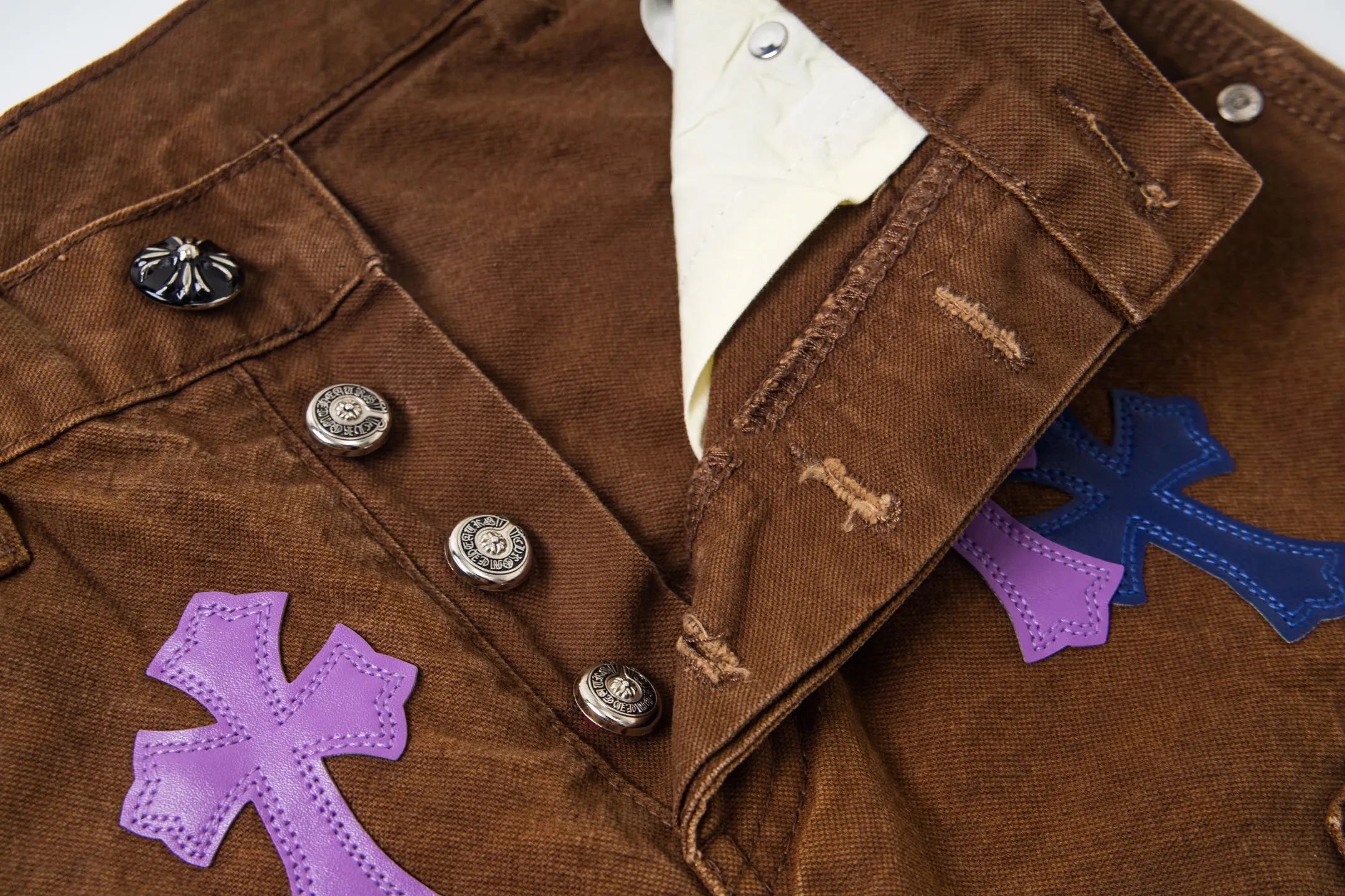 P310 💰 (Top version) Chrome Hearts brown logging purple multi-leather jeans. Multi-leather standard workwear jeans and ch jeans need to be washed and then disassembled and hand-stitched with sheepskin cross leather and then spliced together. The whole process is too complicated to describe. About Chrome Hearts This is an extremely luxurious fashion brand that can also be called the aristocrat of the high street. It has always been an exclusive brand for some hipsters or the rich second generation. Compared with ordinary high streets, it is more luxurious and noble. Compared with luxury brands, it has a more fashionable personality. It has always been a brand that I have a special liking for. Color: Brown Size: 28-30-32-34-36 (corresponding to S-M-L-XL-XXL)